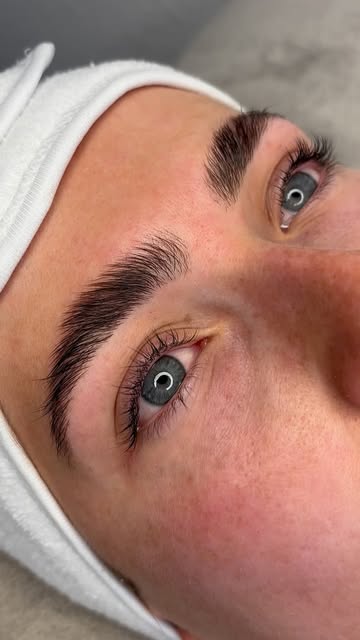 Gelaminierte Augenbrauen nach Browlifting